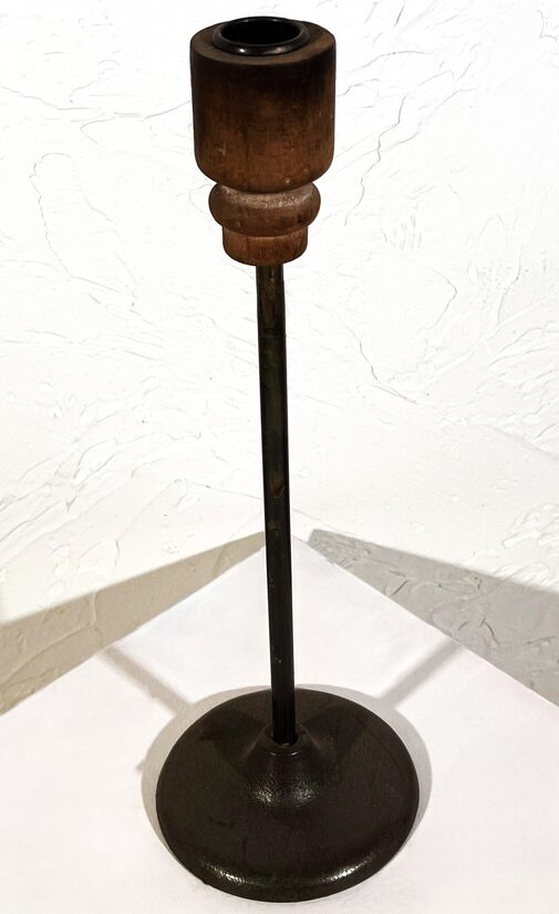 Koka svečturis ar metāla kāju